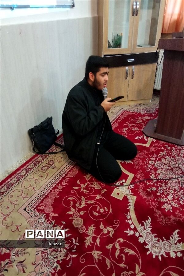 سایه پرچم متبرک حرم رضوی بر سر دانش‌آموزان دبیرستان معارف شهرکرد