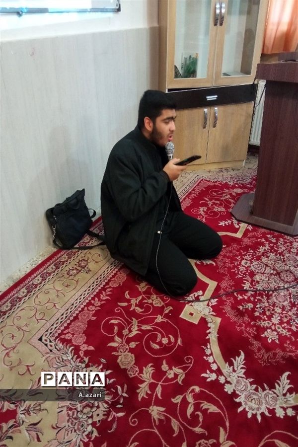 سایه پرچم متبرک حرم رضوی بر سر دانش‌آموزان دبیرستان معارف شهرکرد