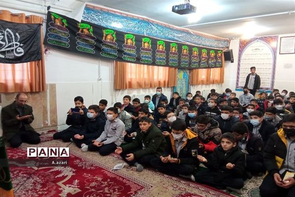 سایه پرچم متبرک حرم رضوی بر سر دانش‌آموزان دبیرستان معارف شهرکرد