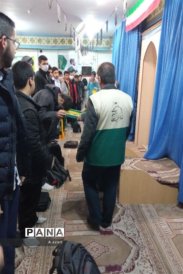 سایه پرچم متبرک حرم رضوی بر سر دانش‌آموزان دبیرستان معارف شهرکرد