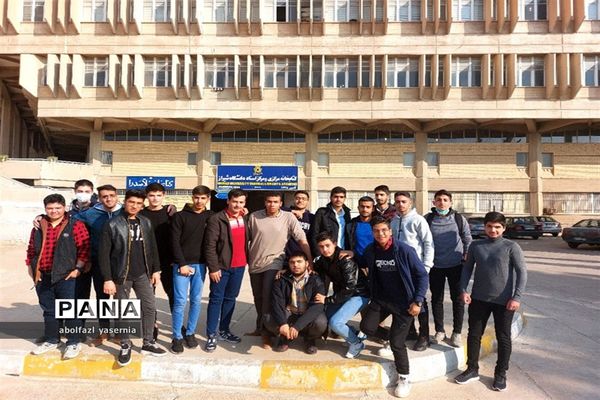 بازدید دانش‌آموزان رشته علوم انسانی ناحیه ۳ شیراز از کتابخانه مرکزی دانشگاه شیراز