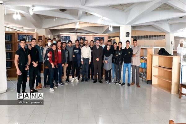 بازدید دانش‌آموزان رشته علوم انسانی ناحیه ۳ شیراز از کتابخانه مرکزی دانشگاه شیراز