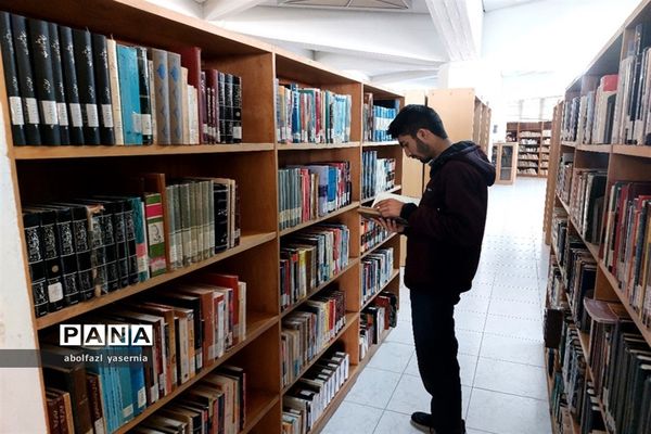 بازدید دانش‌آموزان رشته علوم انسانی ناحیه ۳ شیراز از کتابخانه مرکزی دانشگاه شیراز