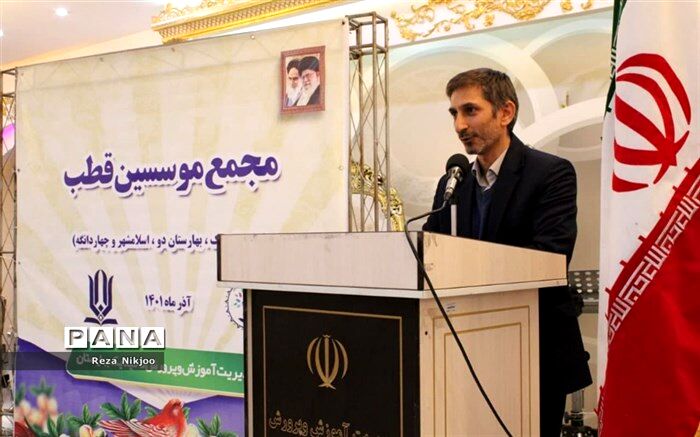 تربیت نیروی انسانی با نگاه و روحیه انقلابی در دستور کار برنامه‌های آتی موسسان باشد