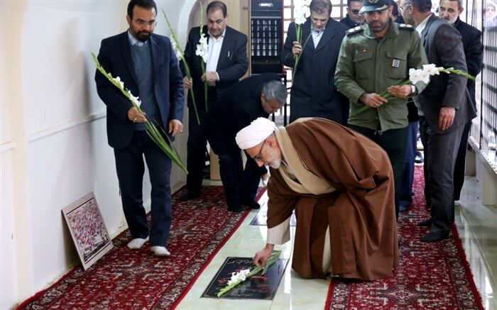 تجدید میثاق با شهدای گمنام، معلم و دانش آموز