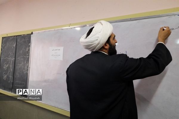 جلسه گفتمان دینی و مهدوی در دبیرستان نمونه پسرانه آیت الله خامنه‌ای(ره)، کاشمر
