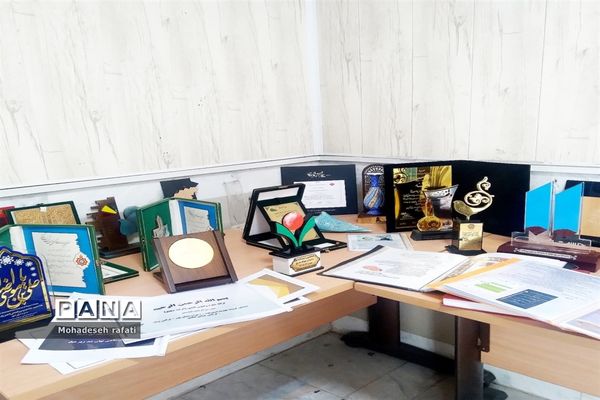 نواختن زنگ پژوهش در آموزشگاه نمونه دولتی فرهنگ ام‌ابیها (س)