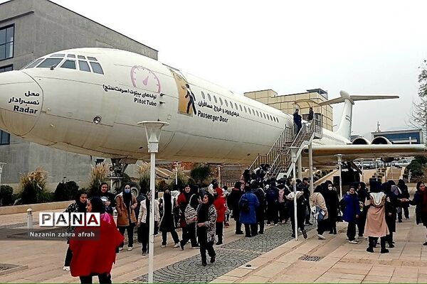 حضور دانش‌آموزان رودهن در نمایشگاه دستاوردهای پژوهشی دانش‌آموزان در پارک علم و فناوری پردیس