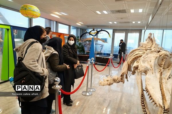 حضور دانش‌آموزان رودهن در نمایشگاه دستاوردهای پژوهشی دانش‌آموزان در پارک علم و فناوری پردیس