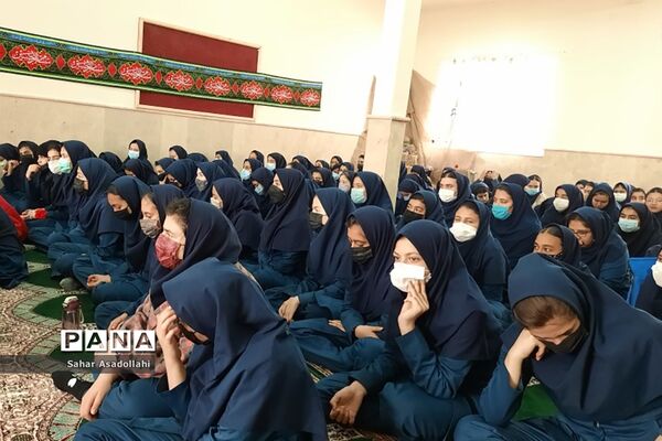 محفل انس با قرآن در دبیرستان حضرت فاطمه (س) سربندان دماوند