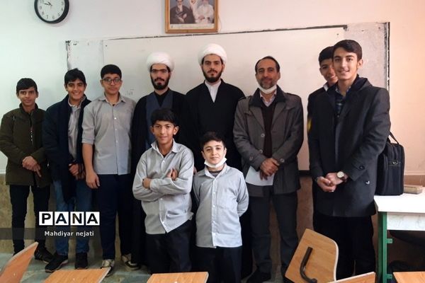 برگزاری کلاس‌های بصیرتی در ایام فاطمیه در مدارس رودهن