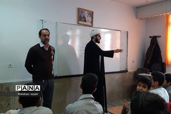 برگزاری کلاس‌های بصیرتی در ایام فاطمیه در مدارس رودهن