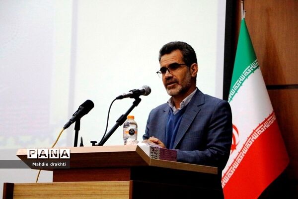 مراسم تقدیر از برگزیدگان کشوری در محور پژوهش در اداره‌کل آموزش و پرورش شهرستان‌های استان تهران