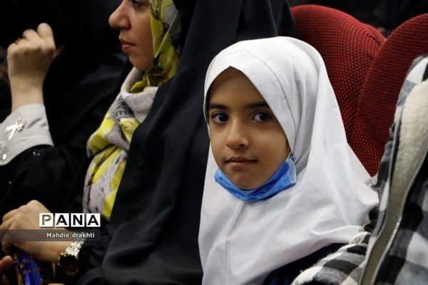 مراسم تقدیر از برگزیدگان کشوری در محور پژوهش در اداره‌کل آموزش و پرورش شهرستان‌های استان تهران