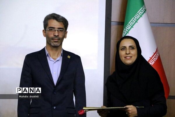 مراسم تقدیر از برگزیدگان کشوری در محور پژوهش در اداره‌کل آموزش و پرورش شهرستان‌های استان تهران