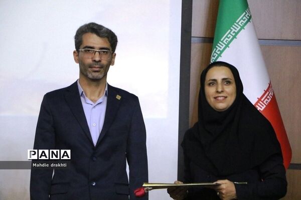 مراسم تقدیر از برگزیدگان کشوری در محور پژوهش در اداره‌کل آموزش و پرورش شهرستان‌های استان تهران