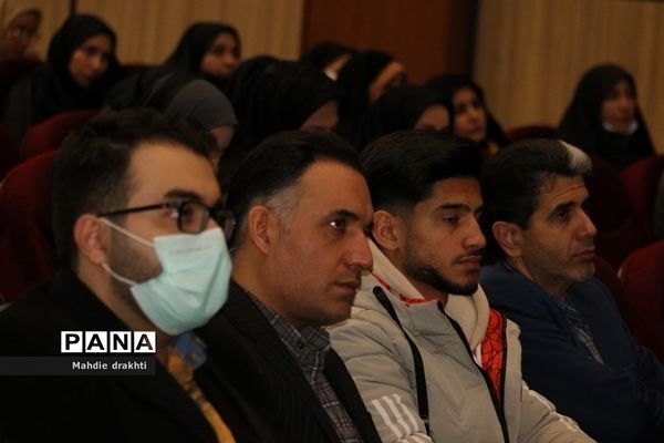 مراسم تقدیر از برگزیدگان کشوری در محور پژوهش در اداره‌کل آموزش و پرورش شهرستان‌های استان تهران