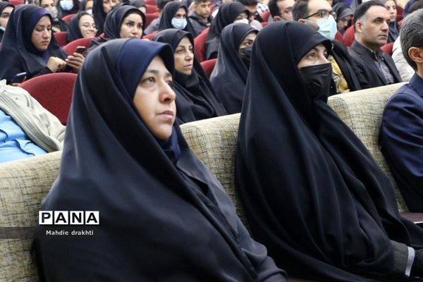 مراسم تقدیر از برگزیدگان کشوری در محور پژوهش در اداره‌کل آموزش و پرورش شهرستان‌های استان تهران