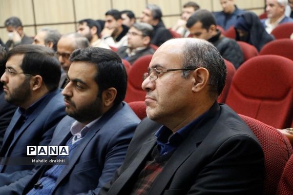 مراسم تقدیر از برگزیدگان کشوری در محور پژوهش در اداره‌کل آموزش و پرورش شهرستان‌های استان تهران