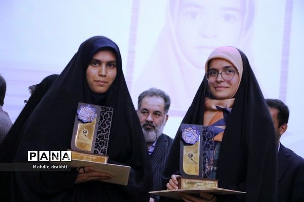 مراسم تقدیر از برگزیدگان کشوری در محور پژوهش در اداره‌کل آموزش و پرورش شهرستان‌های استان تهران