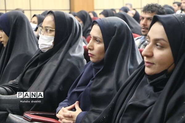 مراسم تقدیر از برگزیدگان کشوری در محور پژوهش در اداره‌کل آموزش و پرورش شهرستان‌های استان تهران
