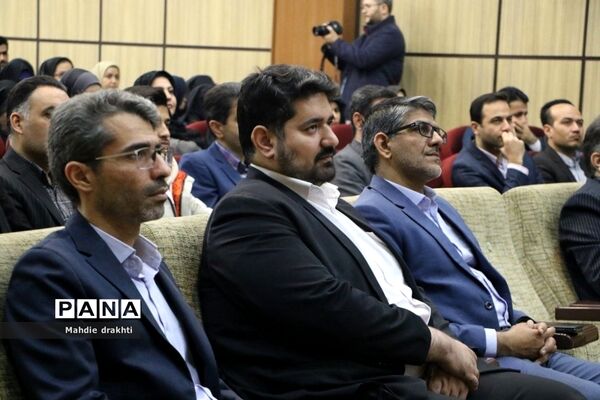 مراسم تقدیر از برگزیدگان کشوری در محور پژوهش در اداره‌کل آموزش و پرورش شهرستان‌های استان تهران