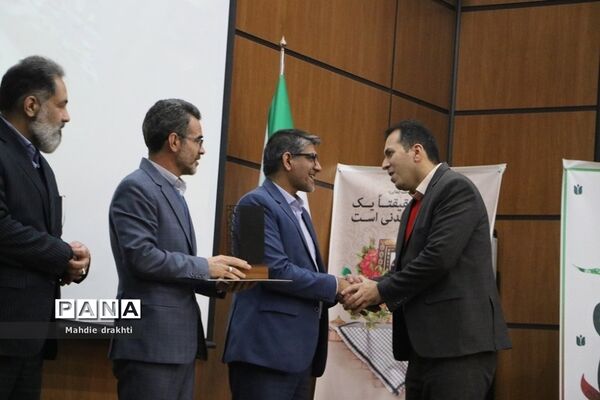 مراسم تقدیر از برگزیدگان کشوری در محور پژوهش در اداره‌کل آموزش و پرورش شهرستان‌های استان تهران