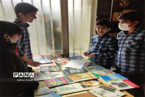 نمایشگاه هفته پژوهش در مدرسه شهید بهشتی رودهن