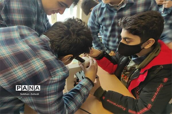 نمایشگاه هفته پژوهش در مدرسه شهید بهشتی رودهن