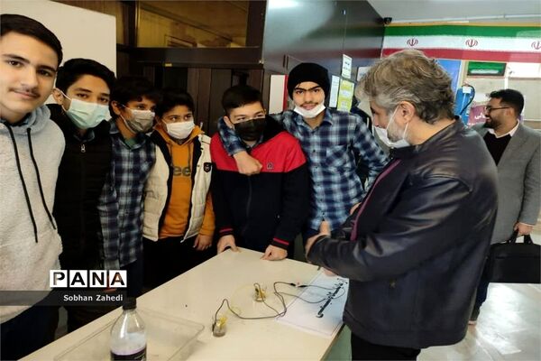 نمایشگاه هفته پژوهش در مدرسه شهید بهشتی رودهن