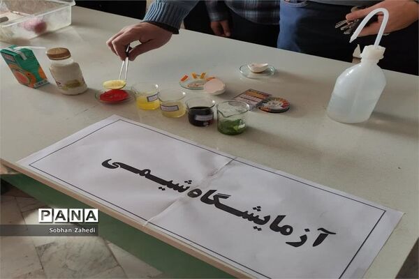 نمایشگاه هفته پژوهش در مدرسه شهید بهشتی رودهن