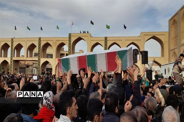 تشییع پیکر 15 شهید گلگون کفن تازه تفحص شده در یزد