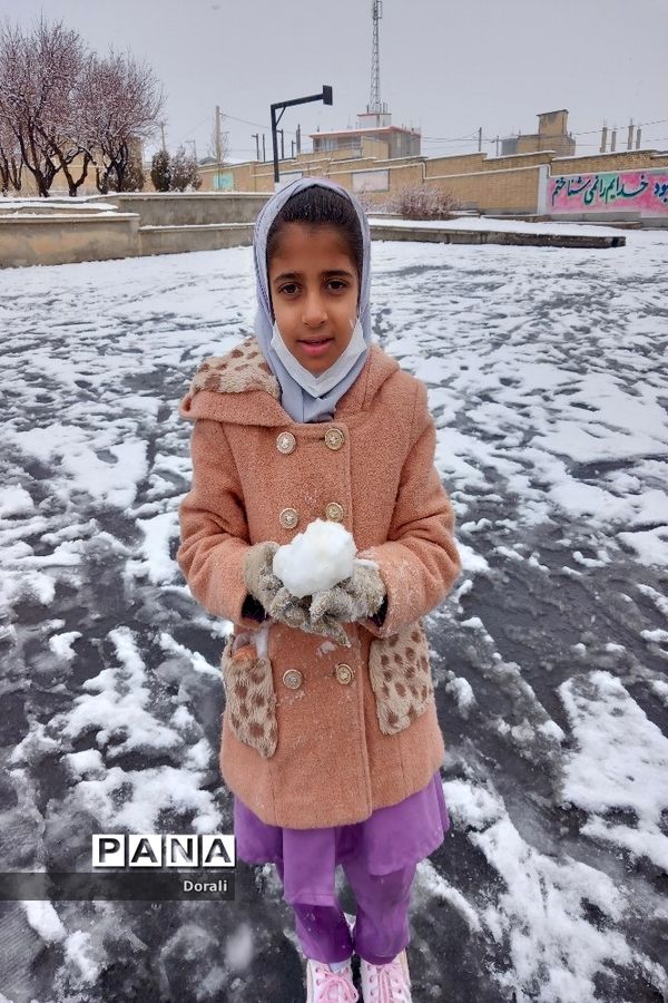 شور و شوق دانش‌آموزان دبستان شرف الدین شیخ شبان در یک روز برفی زیبا