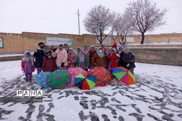 شور و شوق دانش‌آموزان دبستان شرف الدین شیخ شبان در یک روز برفی زیبا
