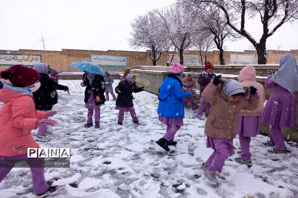 شور و شوق دانش‌آموزان دبستان شرف الدین شیخ شبان در یک روز برفی زیبا