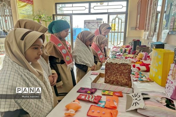 برگزاری نمایشگاه دست سازه های دانش‌آموزی در دبستان مرحمت صائب
