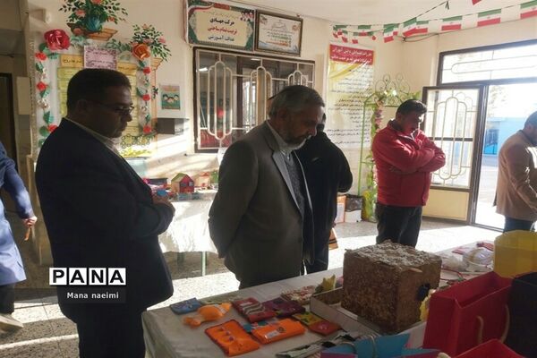 برگزاری نمایشگاه دست سازه های دانش‌آموزی در دبستان مرحمت صائب