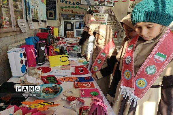 برگزاری نمایشگاه دست سازه های دانش‌آموزی در دبستان مرحمت صائب