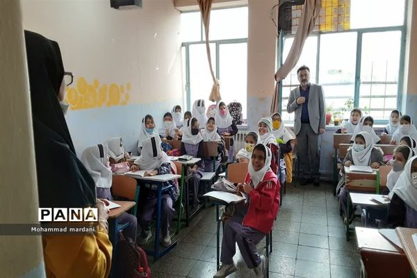 برگزاری جشن یلدایی با دانش‌آموزان مدرسه نرجس ناحیه دو ساری