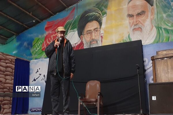 جشنواره (مدرسه ای یازده کلاس یازده سرود) در مدرسه ندای اسلام در استان اصفهان