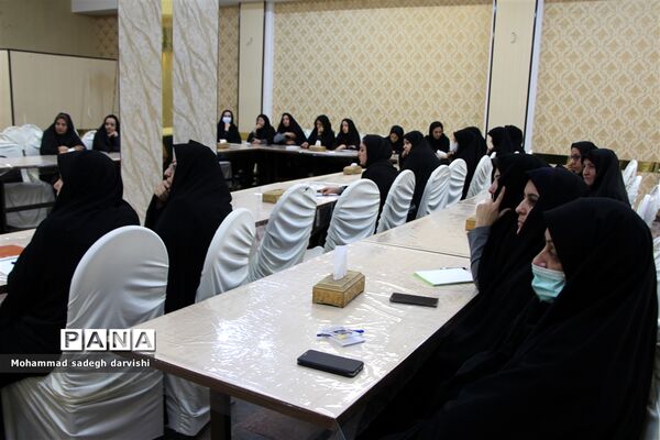 نشست رئیس سازمان دانش‌آموزی استان با مربیان پیشتاز بافق