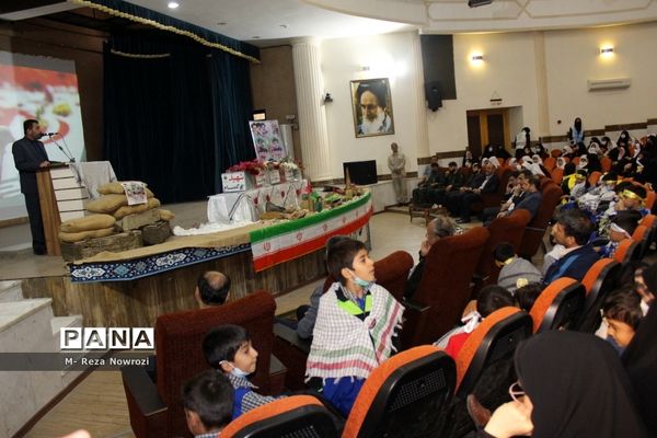 استقبال دانش‌آموزان دختر مدارس غیر دولتی شهرستان بوشهر از شهید گمنام