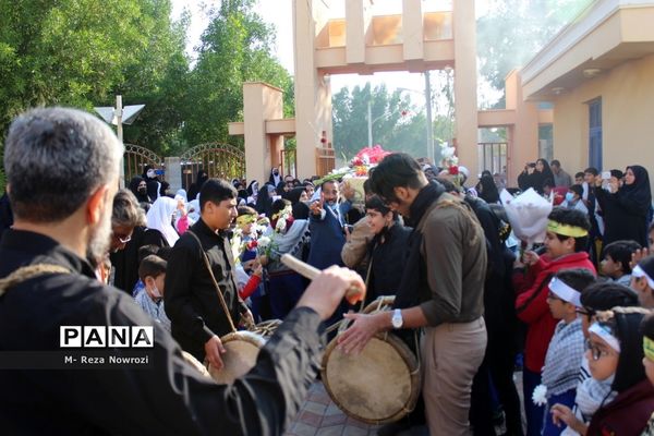 استقبال دانش‌آموزان دختر مدارس غیر دولتی شهرستان بوشهر از شهید گمنام
