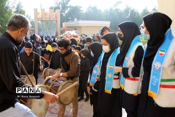 استقبال دانش‌آموزان دختر مدارس غیر دولتی شهرستان بوشهر از شهید گمنام