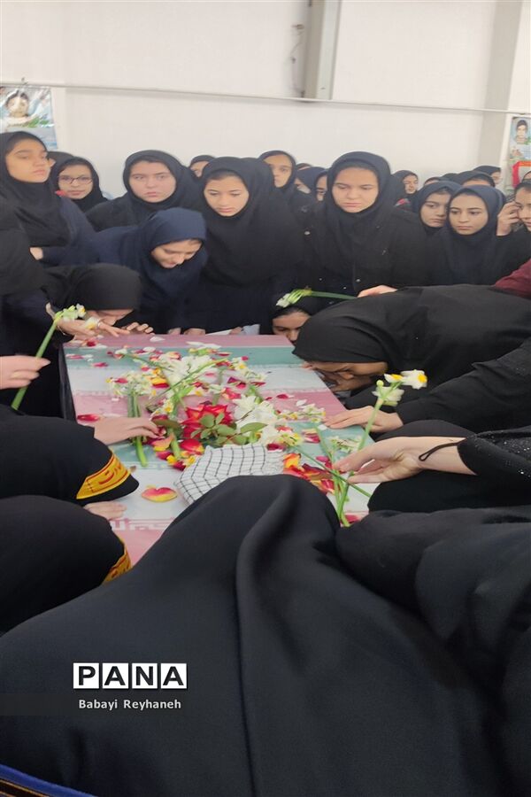 استقبال دانش‌آموزان اردکانی از شهدای گمنام