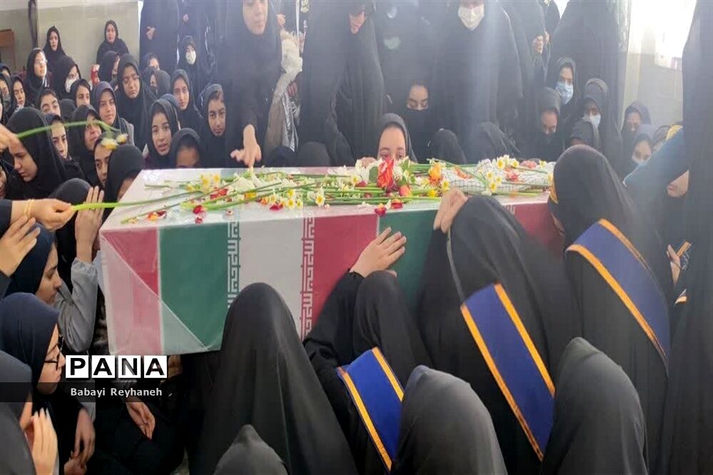 استقبال دانش‌آموزان اردکانی از شهدای گمنام
