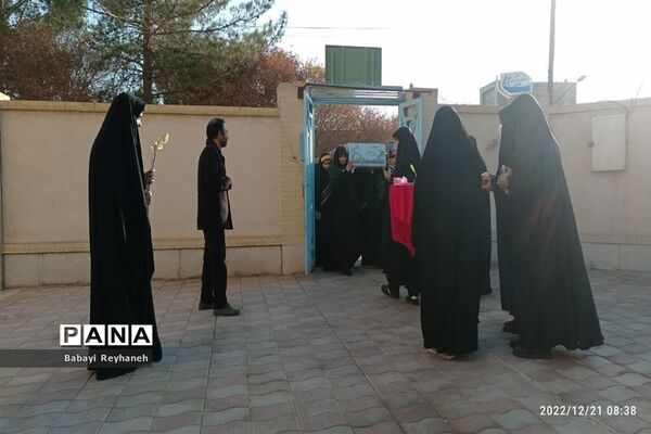 استقبال دانش‌آموزان اردکانی از شهدای گمنام