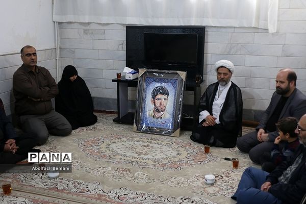 دیدار رئیس سازمان نهضت سواد‌آموزی با خانواده های شهدا در قم