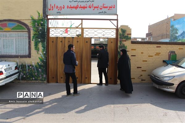 بازدید رئیس سازمان دانش‌آموزی استان از مدرسه شهید فهمیده ناحیه ۲ یزد
