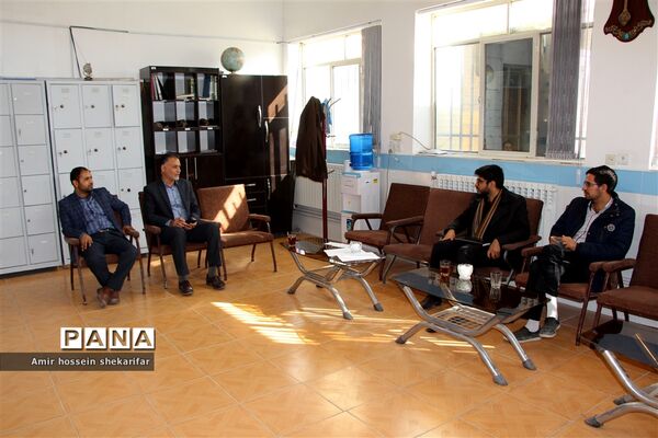 بازدید رئیس سازمان دانش‌آموزی استان از مدرسه شهید فهمیده ناحیه ۲ یزد